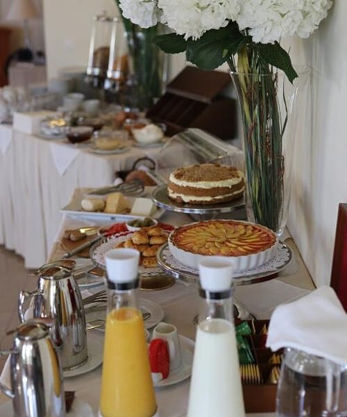 Σπιτικά γλυκά, τυριά, φρούτα και λουλούδια στον buffet του πρωινού