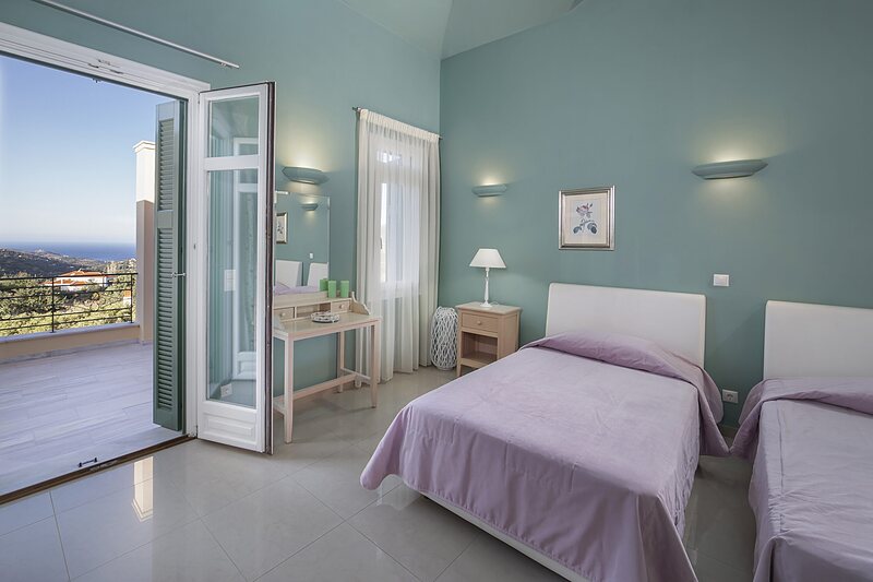Τρίκλινα δωμάτια — Δωμάτιο 32 — Deluxe • 2 μονά + έξτρα κρεβάτι