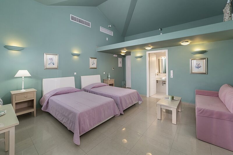 Τρίκλινα δωμάτια — Δωμάτιο 32 — Deluxe • 2 μονά + έξτρα κρεβάτι