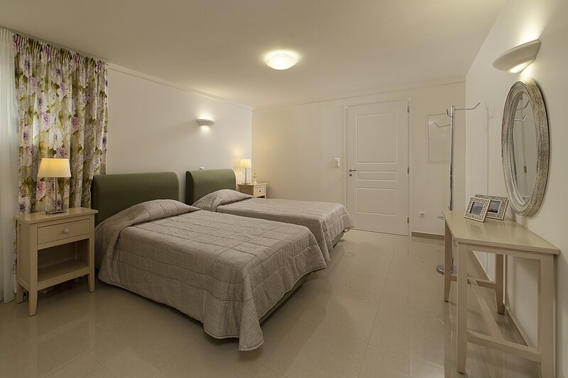 Σουίτες — Δωμάτιο 10 — Studio • King size + 2 μονά κρεβάτια · ΑμεΑ