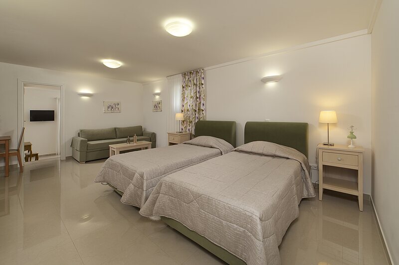 Σουίτες — Δωμάτιο 10 — Studio • King size + 2 μονά κρεβάτια · ΑμεΑ