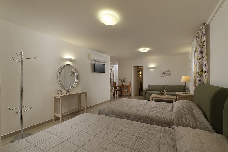 Σουίτες — Δωμάτιο 10 — Studio • King size + 2 μονά κρεβάτια · ΑμεΑ