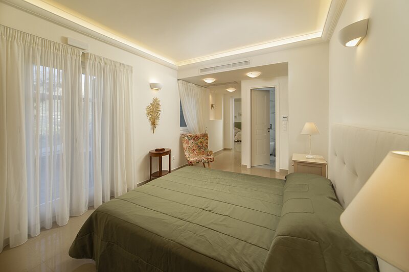 Σουίτες — Δωμάτιο 12 — Deluxe Suite • King size + 2 μονά κρεβάτια