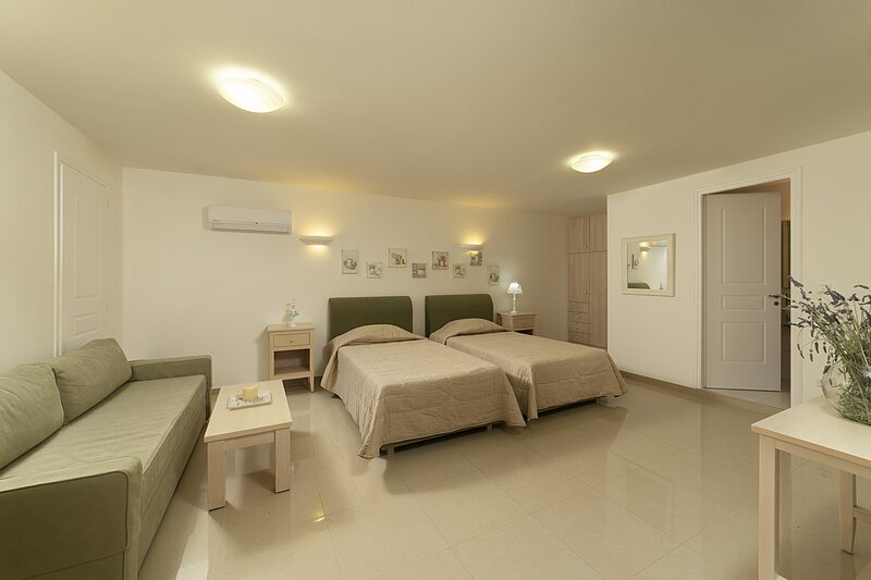 Σουίτες — Δωμάτιο 12 — Deluxe Suite • King size + 2 μονά κρεβάτια