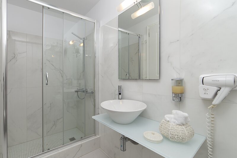 Σουίτες — Δωμάτιο 12 — Deluxe Suite • King size + 2 μονά κρεβάτια